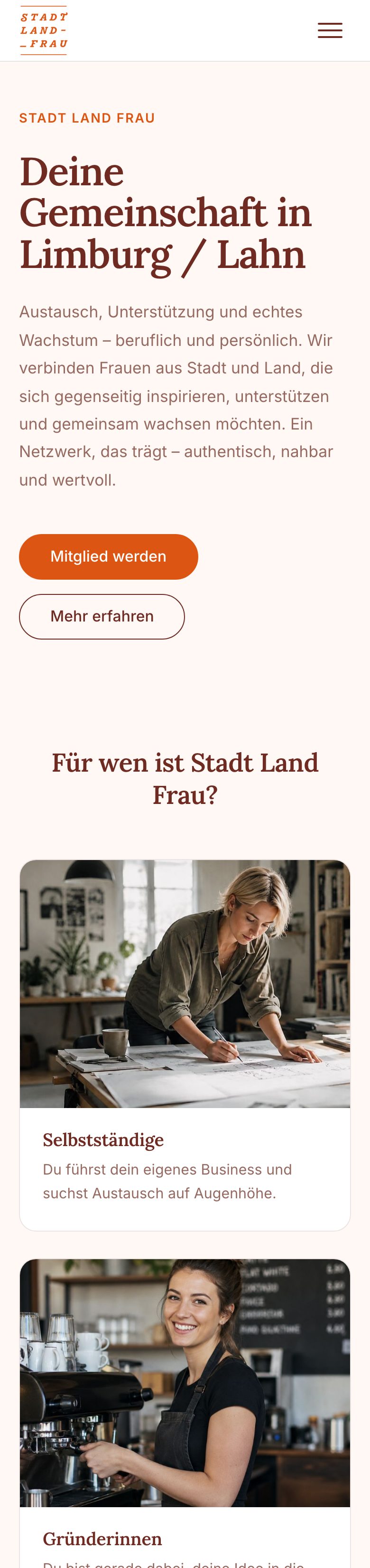 Startseite in Smartphone-Ansicht mit Burger-Menü und gestapeltem Layout